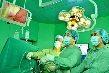 Các bác sĩ Bệnh viện ĐH Y dược TP Hồ Chí Minh đang thực hiện một ca phẫu thuật nội soi.