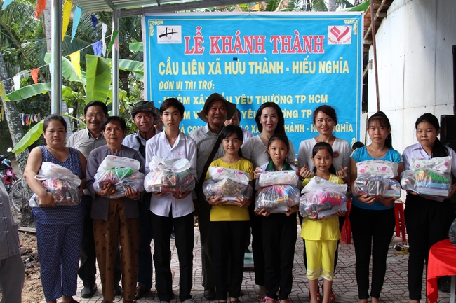 Nhóm Di Nguyện (TP Hồ Chí Minh) và Nhóm Vòng tay yêu thương (TP Hồ Chí Minh) trao 50 quà cho học sinh vượt khó hiếu học tại địa phương.