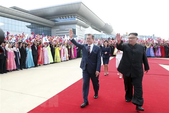 Nhà lãnh đạo Triều Tiên Kim Jong-un (phải) trong lễ đón Tổng thống Hàn Quốc Moon Jae-in (giữa, phía trước) tại Bình Nhưỡng ngày 18/9/2018. (Ảnh: THX/ TTXVN)
