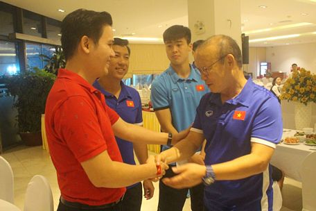 CEO Asanzo đã tặng 300 triệu đồng cho đội tuyển Việt Nam và hứa sẽ thưởng nóng 1 tỷ đồng nếu thầy trò HLV Park Hang-seo giành ngôi vô địch AFF Cup.