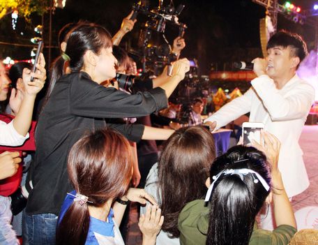  Tiết mục mở màn của ca sĩ Hồ Quang Hiếu sôi động của Hồ Quang Hiếu được khán giả vỗ tay nồng nhiệt.