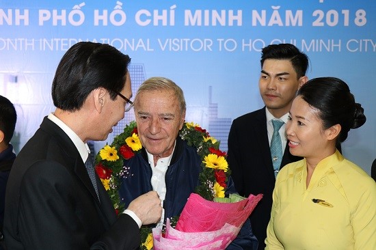 Lãnh đạo TP Hồ Chí Minh tặng hoa cho vị khách quốc tế thứ 7 triệu đến TP Hồ Chí Minh trong năm 2018.