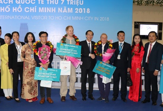 Các du khách trên chuyến bay từ Pháp đến Việt Nam rất vui khi được TP Hồ Chí Minh tiếp đón nồng hậu.