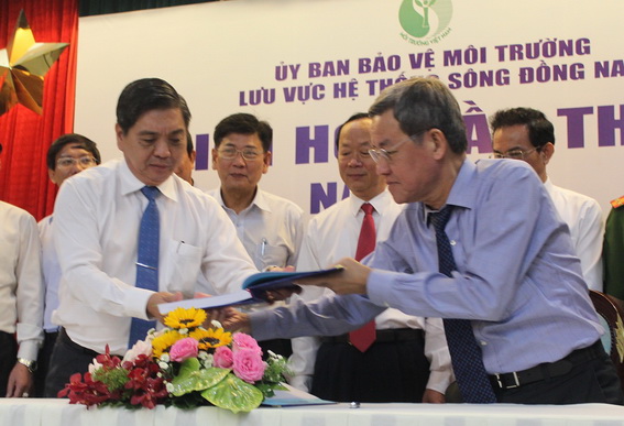 Chủ tịch UBND tỉnh Đinh Quốc Thái, Chủ tịch Ủy ban BVMT lưu vực hệ thống sông Đồng Nai chuyển giao chức Chủ tịch Ủy ban BVMT lưu vực hệ thống cho Chủ tịch UBND tỉnh Bà Rịa- Vũng Tàu.