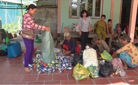 Phụ nữ Mang Thít phân loại rác bán ve chai lấy tiền giúp bệnh nhân nghèo.