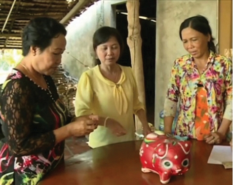 Số tiền sau khi bán “ve chai”, các chị bỏ ống heo đất để giúp bệnh nhân nghèo.