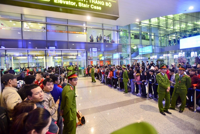 Từ rất sớm đã có rất nhiều người hâm mộ có mặt tại sảnh T2 sân bay Nội Bài để chào đón đội tuyển Việt Nam trở về sau trận chung kết lượt đi AFF Cup 2018.
