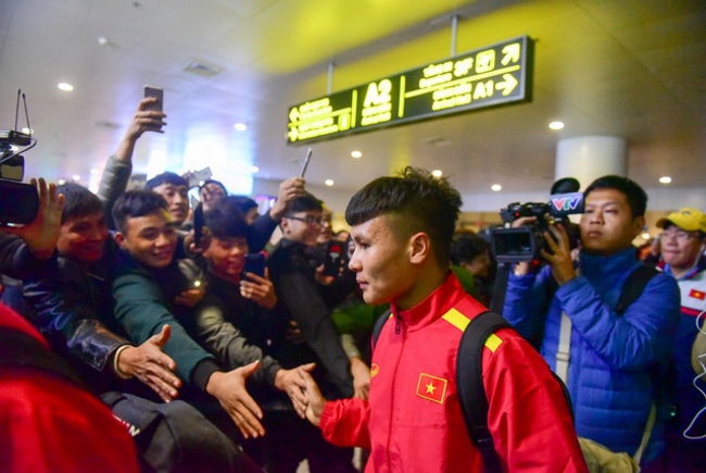Cầu thủ Quang Hải thân thiện với người hâm mộ.
