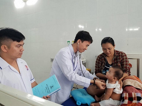BS Minh Khang lưu ý: Nếu thấy trẻ có biểu hiện bú ít, bỏ ăn, nôn, sốt cao liên tục 2 ngày, lừ đừ thì cần đưa đến cơ sở y tế khám.