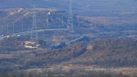 Đoàn tàu chở phái đoàn Hàn Quốc khởi hành từ thành phố Paju tới Triều Tiên tham gia khảo sát tuyến đường sắt xuyên biên giới giữa hai miền Triều Tiên, ngày 30/11/2018. Ảnh: YONHAP/TTXVN)