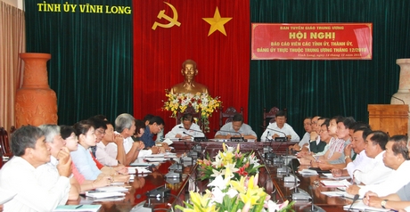Đồng chí Nguyễn Bách Khoa- Ủy viên Thường vụ Tỉnh ủy, Trưởng Ban Tuyên giáo Tỉnh ủy chủ trì tại điểm cầu tỉnh Vĩnh Long.