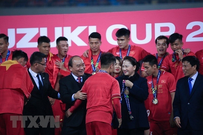 Thủ tướng Nguyễn Xuân Phúc và Chủ tịch Quốc hội Nguyễn Thị Kim Ngân trao huy chương vô địch AFF Suzuki Cup 2018 cho các cầu thủ Việt Nam. (Ảnh: Trọng Đạt/TTXVN)