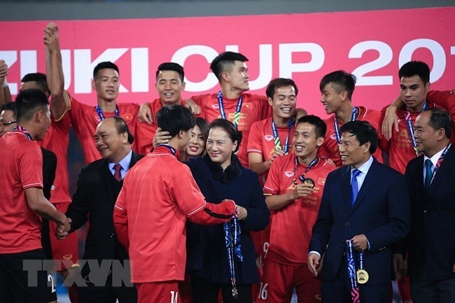 Thủ tướng Nguyễn Xuân Phúc và Chủ tịch Quốc hội Nguyễn Thị Kim Ngân trao huy chương vô địch AFF Suzuki Cup 2018 cho các cầu thủ Việt Nam. (Ảnh: Trọng Đạt/TTXVN)