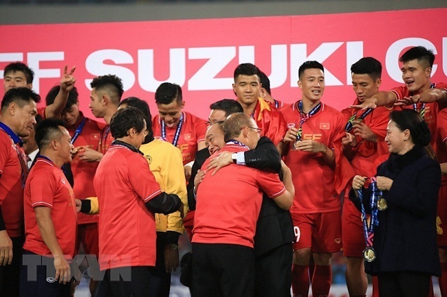 Thủ tướng Nguyễn Xuân Phúc trao huy chương vô địch AFF Suzuki Cup 2018 và ôm hôn nồng nhiệt huấn luyện viên trưởng Park Hang-seo. (Ảnh: Trọng Đạt/TTXVN)