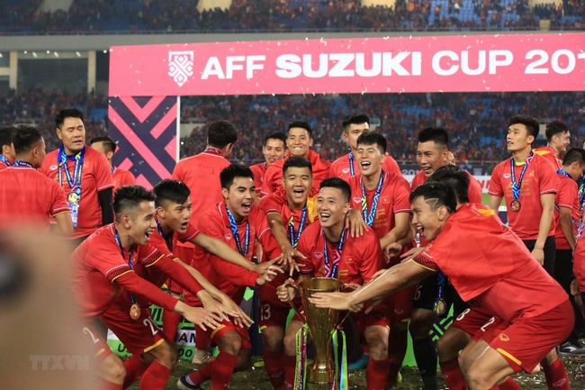 Niềm vui bất tận của các tuyển thủ Việt Nam với chiếc cúp vô địch AFF Suzuki Cup 2018. (Ảnh: Trọng Đạt/TTXVN)