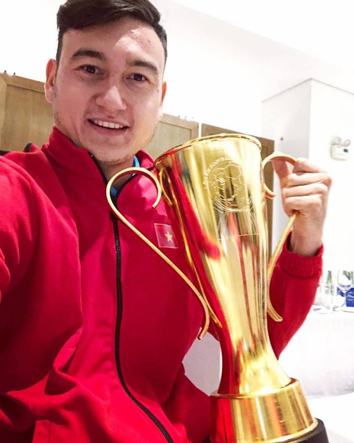 Cuối cùng giấc mơ được cống hiến cho bóng đá Việt Nam của Văn Lâm cũng được thỏa mãn. Anh chàng vui sướng viết: 