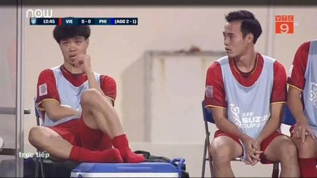 Cũng trong trận đấu với Philippines, ở ngoài sân trên băng ghế dự bị, dân mạng cũng bò lăn ra cười khi bắt gặp khoảnh khắc 