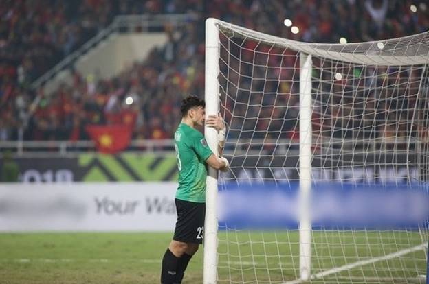 Trong khi cả đội tuyển Việt Nam ăn mừng chức vô địch, thủ thành Văn Lâm lại lặng lẽ đứng ôm cột dọc khung thành khóc nức nở. Sau đó anh còn quỳ xuống, hai tay giơ cao rồi làm 