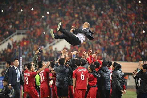 Sau khi chính thức trở thành nhà vô địch AFF Cup 2018, các cầu thủ đội tuyển Việt Nam thể hiện niềm vui sướng của mình bên HLV Park Hang-seo. Ông thầy người Hàn Quốc đã được tung lên cao như tôn vinh công lao của ông.