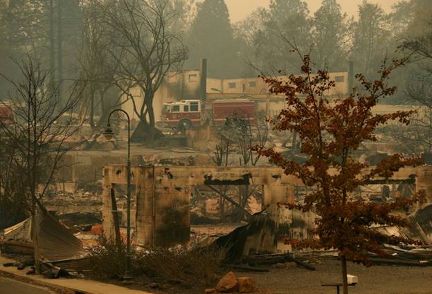 Cháy rừng ở thị trấn Paradise, phía bắc California khiến nhiều người thiệt mạng và mất tích, hơn 6.700 ngôi nhà bị thiêu rụi và hàng chục nghìn cư dân phải sơ tán khẩn cấp. Ảnh: AP
