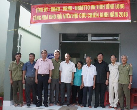 Bí thư Tỉnh ủy- Trần Văn Rón (thứ 3 từ phải sang) chia sẻ niềm vui với hội viên cựu chiến binh nghèo được hỗ trợ nhà ở.