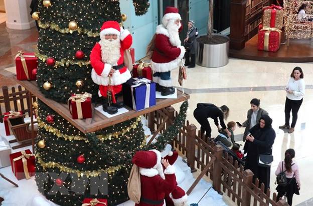  Cây thông Noel tại một trung tâm thương mại ở Istanbul, Thổ Nhĩ Kỳ, ngày 16/12/2018. (Ảnh: THX/TTXVN)
