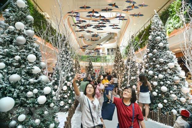  Cây thông Noel đón Giáng sinh tại trung tâm thương mại ở Kuala Lumpur, Malaysia, ngày 16/12/2018. (Ảnh: THX/TTXVN)