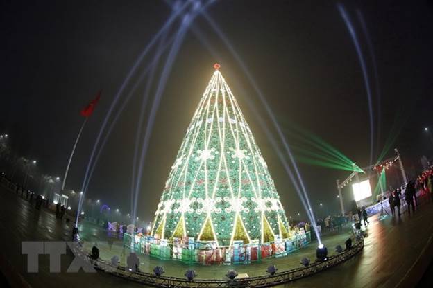  Cây thông Noel được thắp sáng rực rỡ tại quảng trường Ala-Too ở Bishkek, Kyrgyzstan, ngày 10/12/2018. (Ảnh: THX/TTXVN)