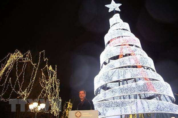 Cây thông Noel khổng lồ được thắp sáng rực rỡ tại quảng trường Syntagma ở Athens, Hy Lạp ngày 11/12/2018. (Ảnh: THX/TTXVN)