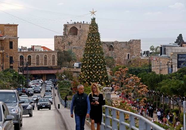  Cây thông Noel khổng lồ tại Byblos, phía bắc Beirut, Liban, ngày 2/12/2018. (Ảnh: THX/TTXVN)