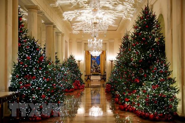  Cây thông Noel được trang trí rực rỡ tại Nhà Trắng, Washington D.C., Mỹ ngày 26/11/2018. (Ảnh: THX/TTXVN)