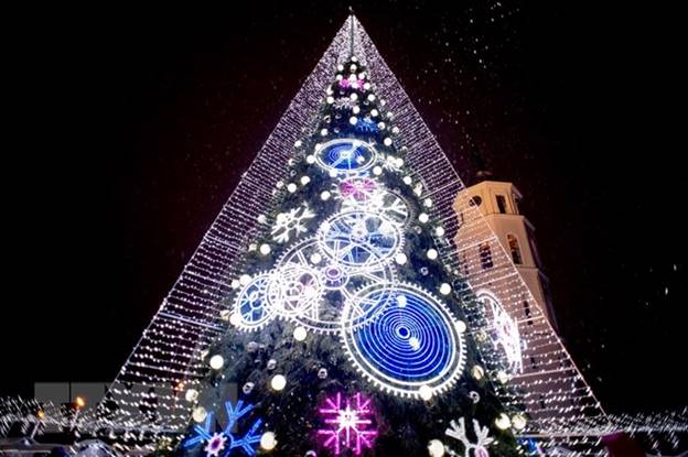  Cây thông Noel khổng lồ được thắp sáng rực rỡ tại quảng trường Cathedral, Vilnius, Litva, ngày 1/12/2018. (Ảnh: THX/TTXVN)