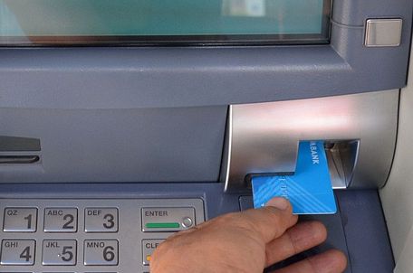 Dự kiến thị trường thẻ Việt Nam sẽ có dòng thẻ ATM có gắn chip đầu tiên vào quý I-2019. Ảnh: NLĐ