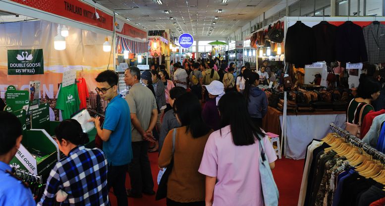 Hội chợ thu hút sự tham gia của hơn 100 gian hàng: may mặc, hóa mỹ phẩm và thực phẩm.