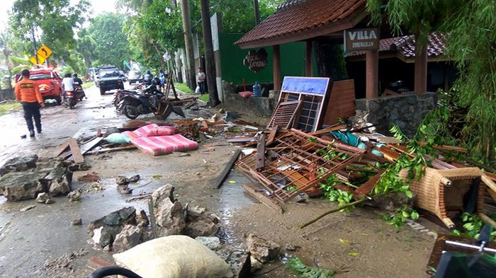   Cảnh tàn phá sau khi sóng thần ập vào bãi biển Carita, Indonesia ngày 23/12/2018. (Ảnh: AFP/TTXVN)