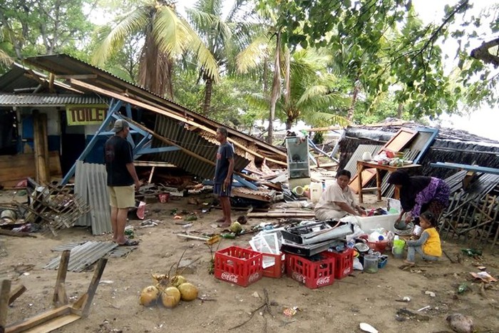  Người dân tìm kiếm đồ đạc sót lại sau thảm họa sóng thần tại Carita, Indonesia ngày 23/12/2018. (Ảnh: AFP/TTXVN)