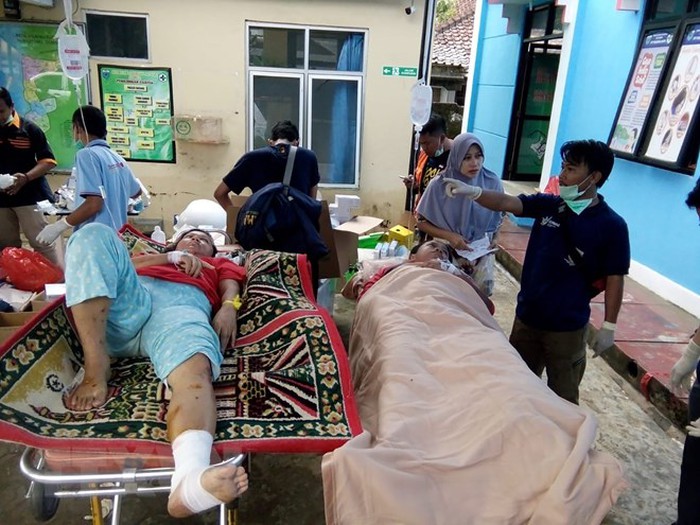  Nạn nhân bị thương sau thảm họa sóng thần được điều trị tại bệnh viện ở Carita, Indonesia ngày 23/12/2018. (Ảnh: AFP/TTXVN)