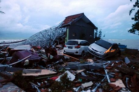  Hình ảnh tan hoang sau sóng thần ở gần bãi biển Anyer, Serang (Ảnh: AFP)