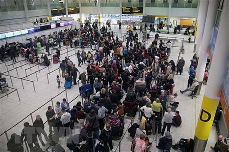 Hành khách chờ làm thủ tục tại cửa khởi hành phía nam sân bay Gatwick, London (Anh) khi sân bay mở cửa trở lại sau hơn một ngày ngừng hoạt động do xuất hiện máy bay không người lái, ngày 21/12/2018. (Nguồn: THX/TTXVN)