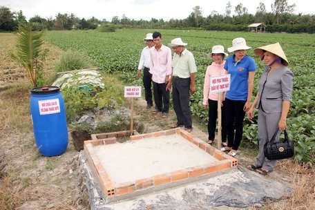 Nơi pha thuốc, xử lý thuốc dư và chứa bao bì thuốc bảo vệ thực vật tại vùng canh tác củ cải trắng ở xã Long Mỹ (Mang Thít).