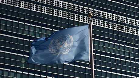 Cờ Liên hợp quốc bên ngoài trụ sở tại New York. Ảnh: Reuters