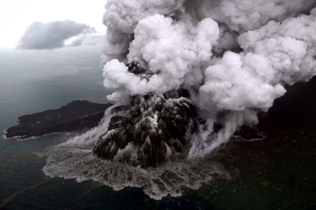 Tính đến tối 24/12, thảm họa sóng thần đêm 22/12 khiến ít nhất 373 người được xác nhận đã thiệt mạng, hơn 1.400 người bị thương tại các khu vực ven biển trên hai đảo Java và Sumatra, quanh eo biển Sunda. Giới chức Indonesia cho rằng hiện tượng thủy triều dâng bất thường vì trăng tròn cộng với lở đất dưới biển do núi lửa Anak Krakatoa phun trào đã gây ra đợt sóng thần ở eo biển Sunda. Anak Krakatoa là một núi lửa nhỏ hình thành cách đây gần một thế kỷ, sau đợt phun trào kinh hoàng của núi lửa “mẹ” Krakatoa vào năm 1883.