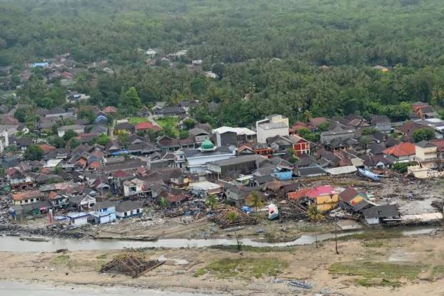 Hầu hết các công trình xây dựng dọc theo bãi biển Carita - một địa điểm du lịch nổi tiếng ở bang Tây Java đều bị phá hủy hoàn toàn.