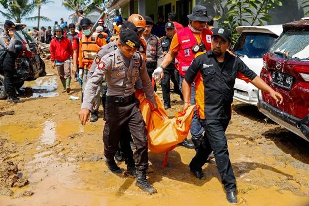 Lực lượng cứu hộ đưa xác một nạn nhân ra khỏi đống đổ nát.