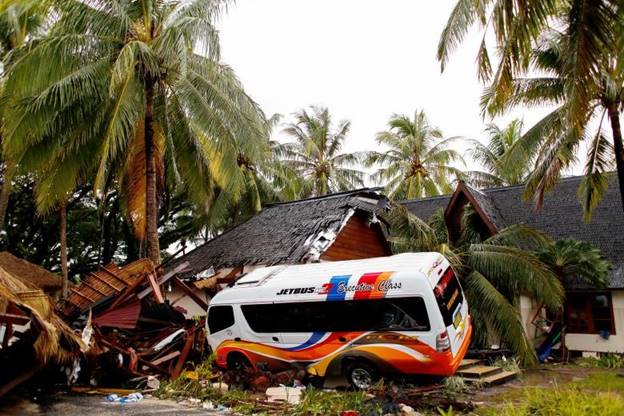 Hơn 12.000 người được sơ tán đến nơi có địa hình cao trên đảo Java và Sumatra, đề phòng những đợt sóng thần tiếp theo. Hàng trăm quân nhân và tình nguyện viên được điều động đến các bờ biển bị tàn phá bởi sóng thần để tìm kiếm nạn nhân.