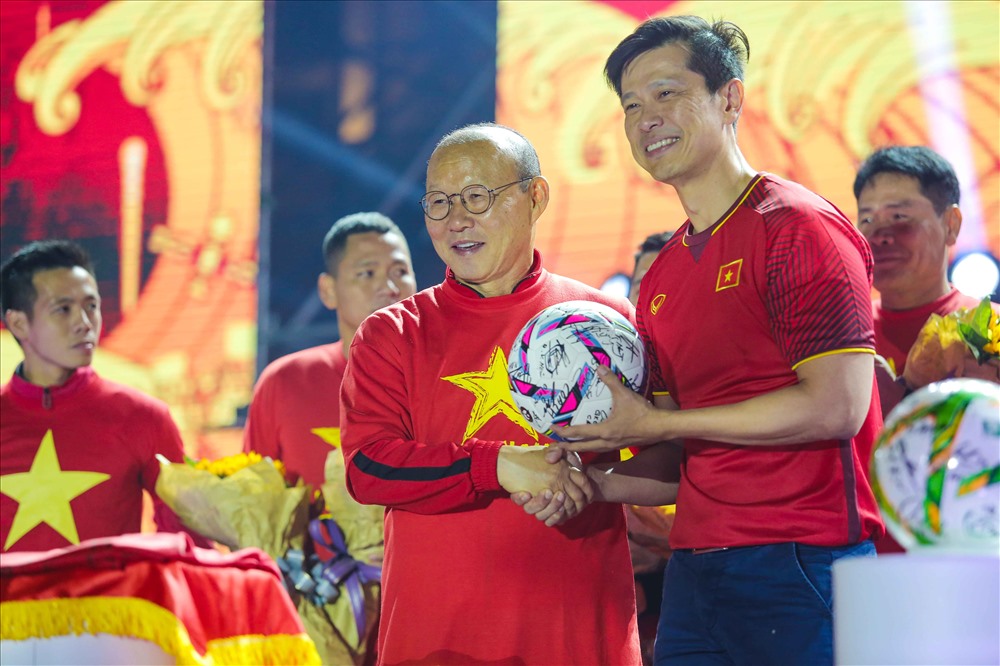 Cùng tham dự sự kiện ngoài HLV Park Hang-seo, các cầu thủ còn có các trợ lý tại ĐT Việt Nam.  