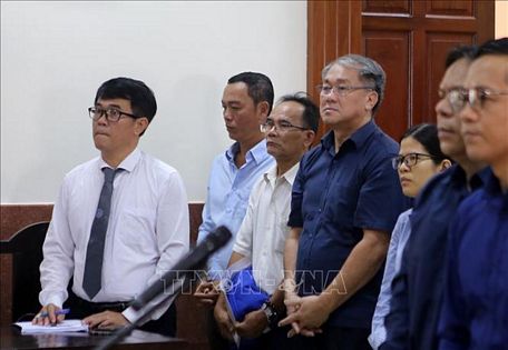  Bị cáo Phạm Công Danh (áo xanh đứng giữa) tại phiên tòa ngày 12/12/2018 Ảnh: Thành Chung/TTXVN