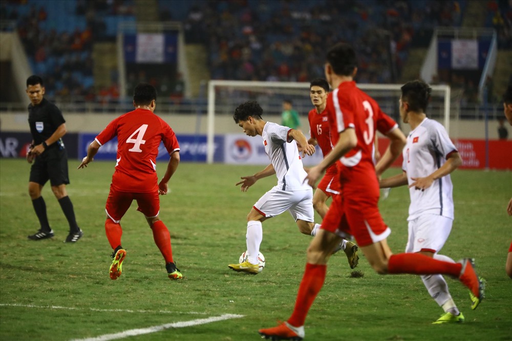 Sang hiệp 2 của trận đấu, Công Phượng có đường chọc khe tinh tế để Tiến Linh băng xuống phá bẫy việt vị trước khi dứt điểm gọn gàng hạ Ri Myong Guk, mở tỉ số 1-0 cho đội tuyển Việt Nam.
