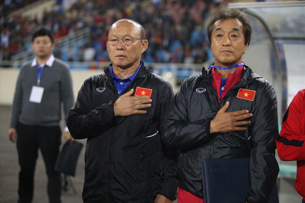 Trong giây phút quốc ca Việt Nam vang lên trên sân vận động Mỹ Đình, thầy Park và trợ lý Lee đặt tay lên ngực. Khoảnh khắc này khiến nhiều người xúc động.