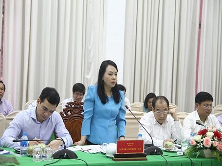 Bộ trưởng Bộ Y tế Nguyễn Thị Kim Tiến làm việc ở UBND TP Cần Thơ. Ảnh: Hải Dương